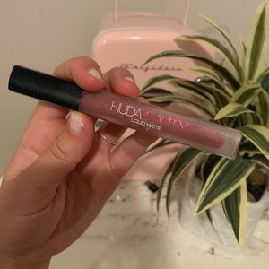 Huda beauty matte liquid- trophy wife💜